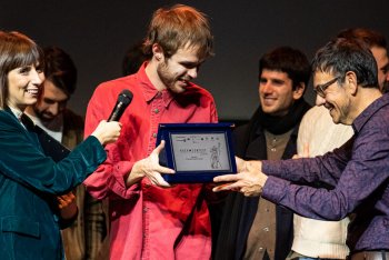 Anton Sconosciuto riceve il primo premio al Rock Contest