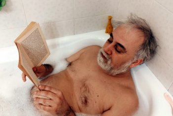 Alessandro Fiori assorto nella lettura in vasca da bagno - foto di Carla Fiori