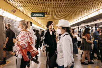 Candra in mezzo alla folla della metro di Milano - foto stampa