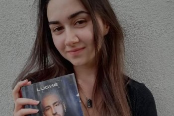 Chiara Argentino con in mano il libro di Luchè, "Il giorno dopo"