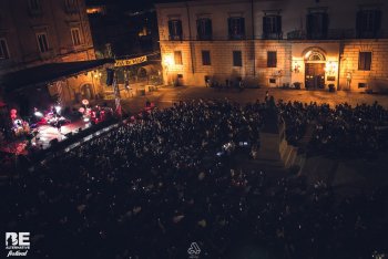 Il pubblico del Be Alternative Festival 2021 in piazza XV Marzo a Cosenza - foto stampa