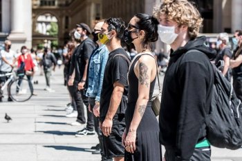 Lodo Guenzi, Levante, Cosmo e Wrongonyou alla manifestazione in Piazza Duomo a Milano nel giugno del 2020, foto di Elena Di Vincenzo