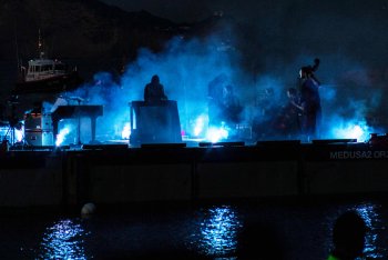Il concerto di Liberato sopra una barca nel golfo di Napoli - foto di Stefano Romano