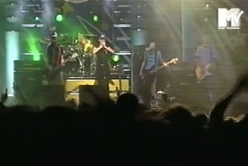 Un frame da un live anni 90 dei Prozac + agli MTV Day
