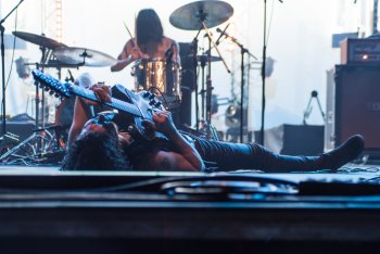 Andrea Appino (The Zen Circus) sdraiato sul palco