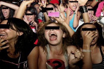 Un  fotomontaggio di teenager che urlano ai concerti
