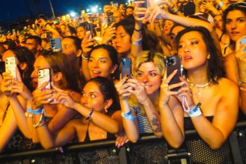 Fan adoranti durante il live degli Arctic Monkeys a Milano - tutte le foto di Silvia Violante Rouge per Rockit