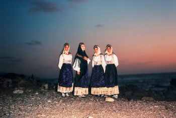 Bluem (col velo nero) assieme ad altre tre ragazze in abito tradizionale