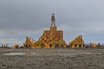 Un'immagine dall'edizione 2023 del Burning Man - frame via YouTube Mud and Glory
