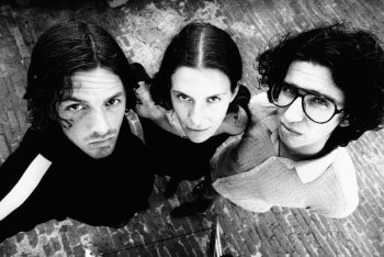 Nina Cristante in mezzo ai suoi compagni di band nei Bar Italia, Sam Fenton e Jezmi Tarik Fehmi - foto di Steve Gullick