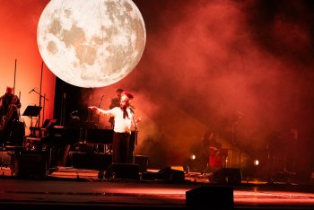 Capossela con la luna al Teatro degli Arcimboldi di Milano - tutte le foto sono di Starfooker