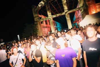 Gente al Raster Festival di Milano, foto di Silvia Violante Rouge