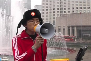 Lei, il protagonista dell'assurda cover di "Io sto bene" dei CCCP in cinese girata per le strade di Shanghai