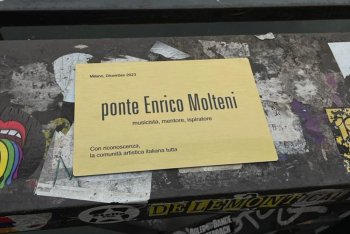 La targa del ponte Molteni a Milano