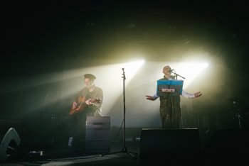 Massimo Zamboni e Giovanni Lindo Ferretti sul palco dell'Astra Kulturhaus di Berlino - foto di Michele Piazza