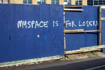 Un muro di East London nel 2007, foto via Wikimedia