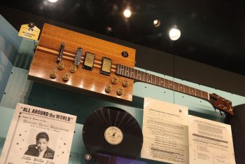 La chitarra di Bo Diddley alla Rock and Roll Hall of Fame. Foto via Wikimedia