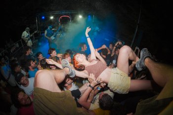 Stage diving su stage diving – foto di Luca Secchi