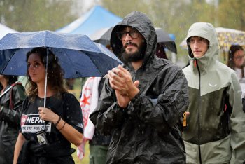 Fan sotto la pioggia al festival di Cas'Aupa 2024 - tutte le foto sono di Nicola Merlino