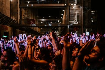 Pubblico al live del CCCP a Balena Festival, al Porto Antico di Genova