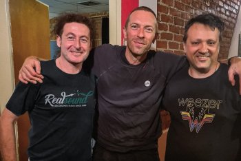 Chris Martin dei Coldplay con Gramegna e Gilardoni di Real Sound