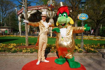 Prezzemolo e un figurante all'interno di Gardaland