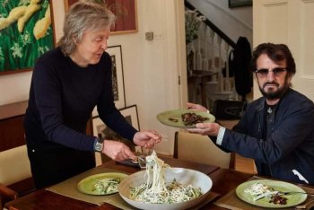 Due signori di Liverpool si servono gli spaghetti