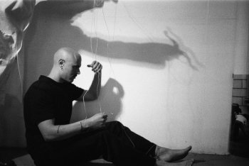 Pugni sulla copertina del singolo "Talento"