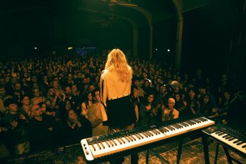 Le foto di Giulia Mei in Santeria sono di Silvia Piva