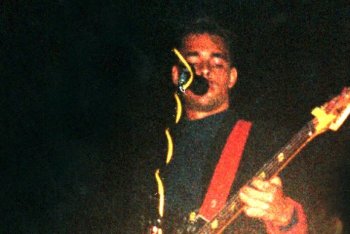 Paolo Palmacci al basso e voce con uno dei suoi gruppi, i Bathroom Flowers