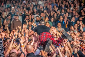 Divi dei Ministri fa crowd surfing a MI AMI 2024 - foto Starfooker