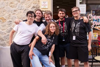 Pierpaolo Capovilla e l'autore dell'articolo, con i ragazzi di Zocca Calling - foto di Davide Angeletti