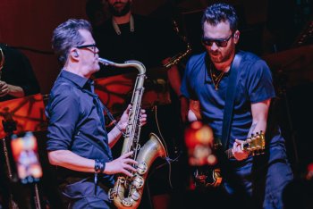 Cesare Cremonini con il sassofonista Donny McCaslin, protagonista assoluto di "Amateur" - tutte le foto sono di Erika Serio