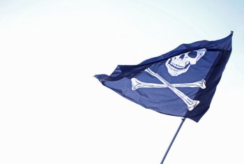 La bandiera dei pirati al Concerto del Primo Maggio di Taranto