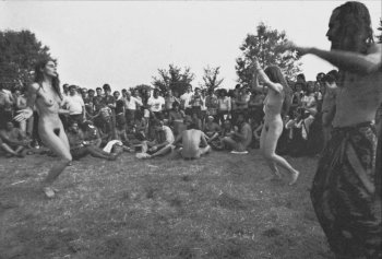 Alcuni giovani ballano nudi al Festival del Re Nudo