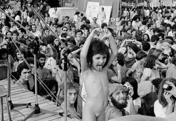 Una bambina si diverte sul palco del Re Nudo