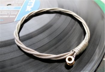 Un braccialetto realizzato con una corda di basso