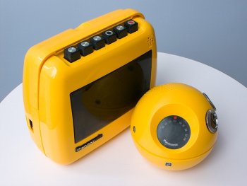 La radio portatile R-70 e il magiacassette RQ304S