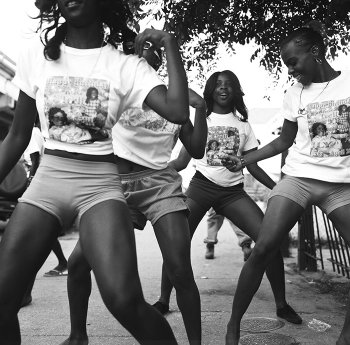 Un gruppo di ragazze che ballano in strada a New Orleans