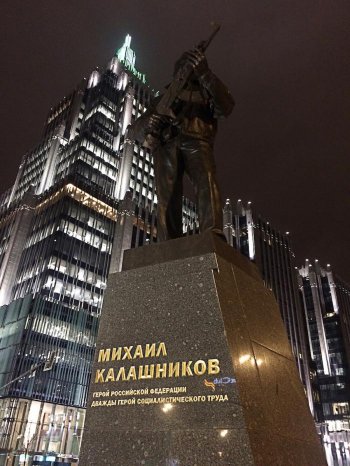 Un monumento in onore dell’inventore del Kalashnikov davanti alla sede di Pinguino in uno dei quartieri universitari di Gotham city.