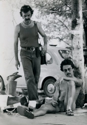 Alcuni giovani senza vestiti al Parco Lambro durante il Re Nudo, 1976