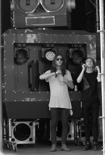 Pasquale e Gael davanti ad una parte della scenografia dello spettacolo dei Chemical Brothers