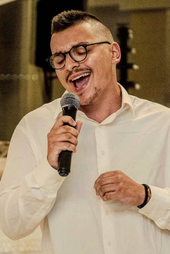 SINGER.jpg