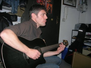 Beppe ( Chitarra Calda) durante la registrazione del demo Fate il nostro gioco