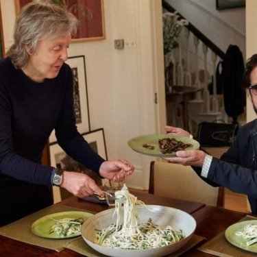 Due signori di Liverpool si servono gli spaghetti