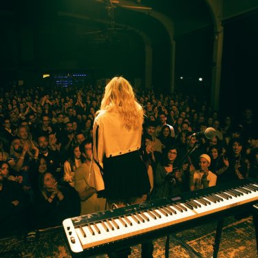 Le foto di Giulia Mei in Santeria sono di Silvia Piva