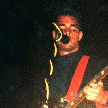 Paolo Palmacci al basso e voce con uno dei suoi gruppi, i Bathroom Flowers