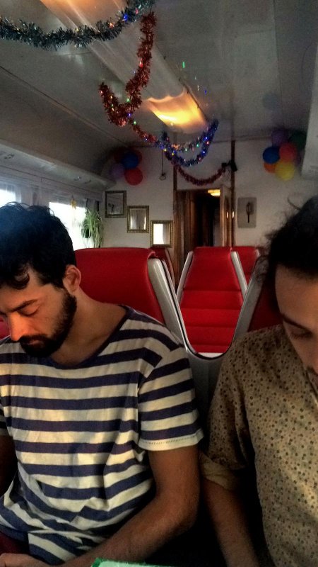 Due Pashmak si rallegrano nel vagone ristorante.