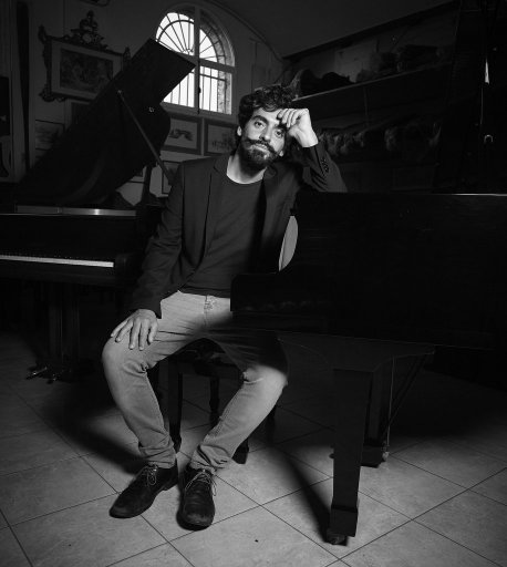 Luca Ferraris al Piano.jpg