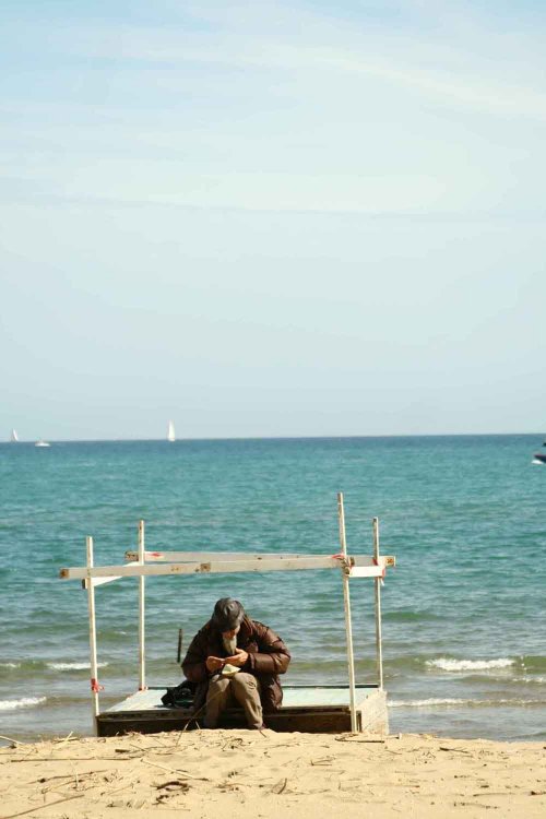 un fan di Santiago attende l'arrivo dei naufraghi a Catania, la playa